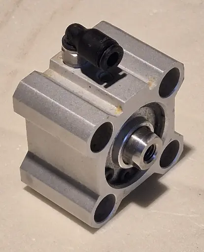 Short stroke cylinder 